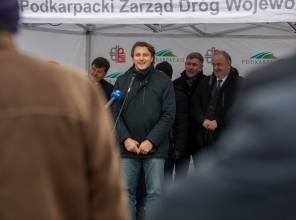 Symboliczne otwarcie drogi - zdjęcie przedstawia uczestników wydarzenia