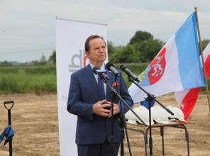 Symboliczne rozpoczęcie budowy - zdjęcie przedstawia uczestnika wydarzenia