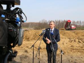 Symboliczne rozpoczęcie budowy - zdjęcie przedstawia uczestnika wydarzenia