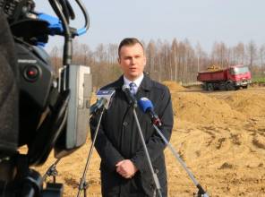 Symboliczne rozpoczęcie budowy - zdjęcie przedstawia uczestnika wydarzenia