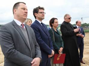 Symboliczne rozpoczęcie budowy - zdjęcie przedstawia uczestników wydarzenia