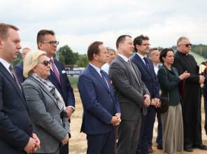 Symboliczne rozpoczęcie budowy - zdjęcie przedstawia uczestników wydarzenia