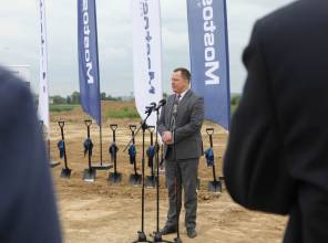 Symboliczne rozpoczęcie budowy - zdjęcie przedstawia uczestnika wydarzenia