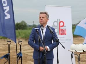 Symboliczne rozpoczęcie budowy - zdjęcie przedstawia uczestnika wydarzenia