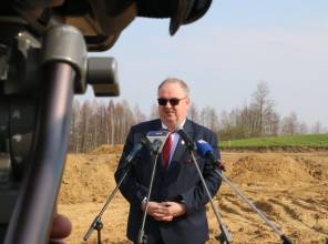 Symboliczne rozpoczęcie budowy - zdjęcie przedstawia uczestnika wydarzenia