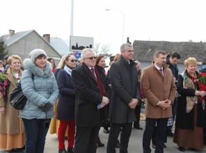 Symboliczne otwarcie drogi - zdjęcie przedstawia uczestników wydarzenia