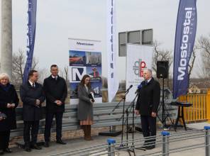 Symboliczne otwarcie drogi - zdjęcie przedstawia uczestników wydarzenia