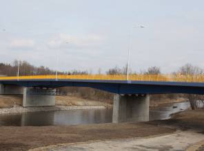 Zdjęcie przedstawia nowo wybudowany obiekt mostowy
