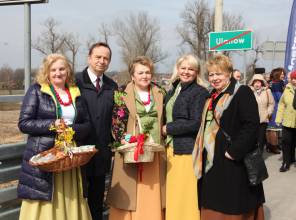 Symboliczne otwarcie drogi - zdjęcie przedstawia uczestników wydarzenia