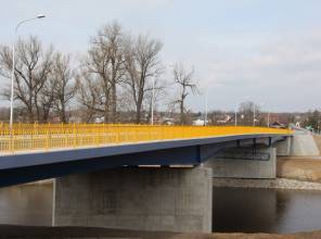 Zdjęcie przedstawia nowo wybudowany obiekt mostowy