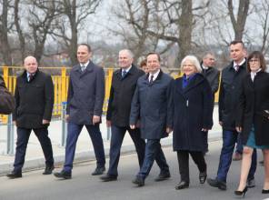 Symboliczne otwarcie drogi - zdjęcie przedstawia uczestników wydarzenia