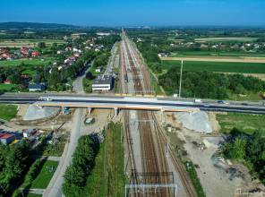 <p><strong>Inwestor:</strong> Wojew&oacute;dztwo Podkarpackie - Podkarpacki Zarząd Dr&oacute;g Wojew&oacute;dzkich w Rzeszowie<br />
<strong>Dofinansowanie z Rządowego Funduszu Polski Ład: Program Inwestycji Strategicznych: </strong>28 500 000 PLN<br />
<strong>Wartość całkowita zadania:</strong>&nbsp;51 556 058,00 PLN<br />
<strong>Konsorcjum Wykonawc&oacute;w:</strong> Lider Przedsiębiorstwo Drogowo-Mostowe S.A. z siedzibą w Dębicy z partnerem: Himmel i Papesch Opole Sp&oacute;łka z o.o<br />
<strong>Realizacja:</strong> 2024-2025</p>
