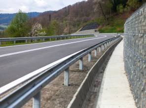 <h4 style="margin-left:0px; margin-right:0px; text-align:start"><span style="font-size:14px">Rządowy Fundusz Inwestycji Lokalnych (RFIL) to program, w ramach którego rządowe środki trafiają do gmin, powiatów i miast w całej Polsce na inwestycje bliskie ludziom. Wsparcie jest bezzwrotne i pochodzi z Funduszu Przeciwdziałania COVID-19. Nabór wniosków do pierwszego etapu trwał do 30 września 2020 roku.  </span></h4>

<h4 style="margin-left:0px; margin-right:0px; text-align:start"><span style="font-size:14px">W ramach programu Podkarpacki Zarząd Dróg Wojewódzkich aktualnie realizuje projekt pn. "Likwidacja szkód powodziowych na drogach wojewódzkich Nr 835, 881, 884, 991, 992, 988, 990, 989, 993, 864, 865, 878, 866, 867, 877, 886, 887, 889, 897, 890, 896, 895, 894, 892, 893 oraz obiektach mostowych i kładkach, polegająca na: przebudowie uszkodzonych nawierzchni, systemów odwodnienia, poboczy i skarp, umocnieniu brzegów oraz uszkodzonych przyczółków i stożków".</span></h4>

<h4 style="margin-left:0px; margin-right:0px; text-align:start"><span style="font-size:14px"><strong>Przyznane wsparcie przez Prezesa Rady Ministrów: </strong>100 000 000,00 zł</span></h4>

<h4 style="margin-left:0px; margin-right:0px; text-align:start"><span style="font-size:14px"><strong>Szacowany koszt inwestycji wg Województwa Podkarpackiego: </strong>114 479 000,00 zł</span></h4>

<p><span style="font-size:14px">Okres realizacji: 2021 - 2022</span></p>
