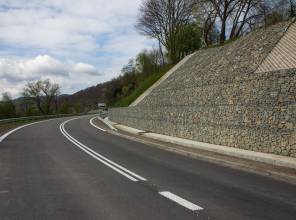 <h4 style="margin-left:0px; margin-right:0px; text-align:start"><span style="font-size:14px">Rządowy Fundusz Inwestycji Lokalnych (RFIL) to program, w ramach którego rządowe środki trafiają do gmin, powiatów i miast w całej Polsce na inwestycje bliskie ludziom. Wsparcie jest bezzwrotne i pochodzi z Funduszu Przeciwdziałania COVID-19. Nabór wniosków do pierwszego etapu trwał do 30 września 2020 roku.  </span></h4>

<h4 style="margin-left:0px; margin-right:0px; text-align:start"><span style="font-size:14px">W ramach programu Podkarpacki Zarząd Dróg Wojewódzkich aktualnie realizuje projekt pn. "Likwidacja szkód powodziowych na drogach wojewódzkich Nr 835, 881, 884, 991, 992, 988, 990, 989, 993, 864, 865, 878, 866, 867, 877, 886, 887, 889, 897, 890, 896, 895, 894, 892, 893 oraz obiektach mostowych i kładkach, polegająca na: przebudowie uszkodzonych nawierzchni, systemów odwodnienia, poboczy i skarp, umocnieniu brzegów oraz uszkodzonych przyczółków i stożków".</span></h4>

<h4 style="margin-left:0px; margin-right:0px; text-align:start"><span style="font-size:14px"><strong>Przyznane wsparcie przez Prezesa Rady Ministrów: </strong>100 000 000,00 zł</span></h4>

<h4 style="margin-left:0px; margin-right:0px; text-align:start"><span style="font-size:14px"><strong>Szacowany koszt inwestycji wg Województwa Podkarpackiego: </strong>114 479 000,00 zł</span></h4>

<p><span style="font-size:14px">Okres realizacji: 2021 - 2022</span></p>
