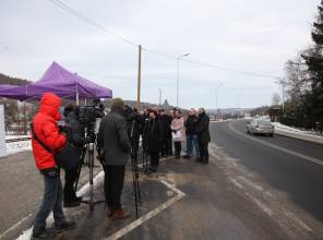 Symboliczne otwarcie drogi - zdjęcie przedstawia uczestników wydarzenia 