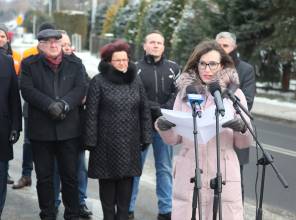 Symboliczne otwarcie drogi - zdjęcie przedstawia uczestników wydarzenia 