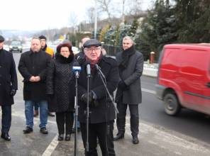 Symboliczne otwarcie drogi - zdjęcie przedstawia uczestników wydarzenia 