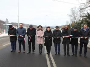 Symboliczne otwarcie drogi - zdjęcie przedstawia uczestników wydarzenia przecinających wstęgę