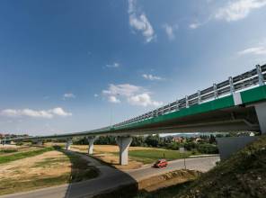 Zdjęcie przedstawia fragment nowo wybudowanej drogi