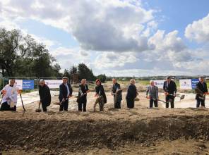 Symboliczne rozpoczęcie budowy - zdjęcie przedstawia uczestników wydarzenia