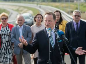 Symboliczne otwarcie drogi - zdjęcie przedstawia uczestników wydarzenia