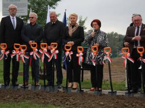 Symboliczne rozpoczęcie budowy - zdjęcie przedstawia uczestników wydarzenia