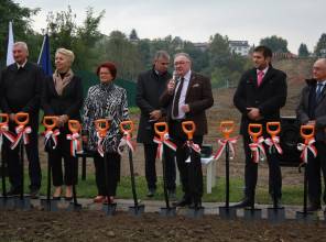 Symboliczne rozpoczęcie budowy - zdjęcie przedstawia uczestników wydarzenia