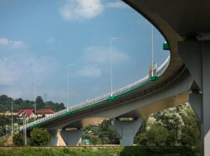 Zdjęcie przedstawia fragment nowo wybudowanej drogi