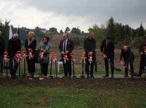 Symboliczne rozpoczęcie budowy - zdjęcie przedstawia uczestników wydarzenia