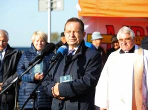 Symboliczne otwarcie drogi - zdjęcie przedstawia uczestników wydarzenia 