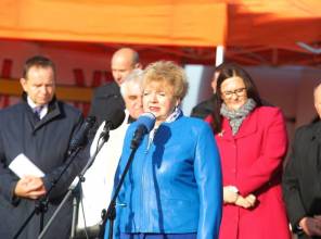 Symboliczne otwarcie drogi - zdjęcie przedstawia uczestników wydarzenia 