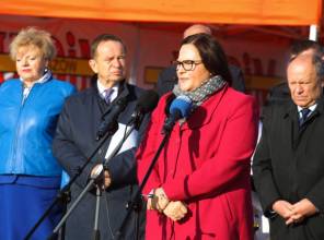 Symboliczne otwarcie drogi - zdjęcie przedstawia uczestników wydarzenia 