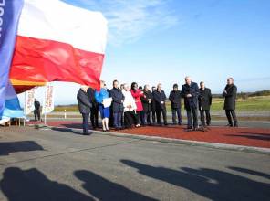 Symboliczne otwarcie drogi - zdjęcie przedstawia uczestników wydarzenia 