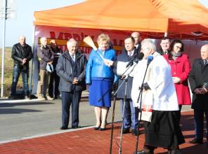Symboliczne otwarcie drogi - zdjęcie przedstawia uczestników wydarzenia 