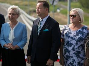 Symboliczne otwarcie drogi - zdjęcie przedstawia uczestników wydarzenia