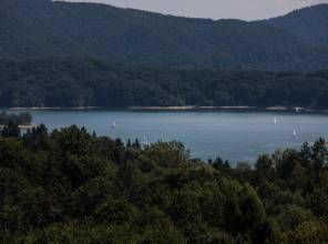 Zdjęcie przedstawia zalew soliński