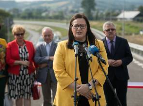 Symboliczne otwarcie drogi - zdjęcie przedstawia uczestników wydarzenia