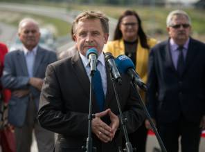 Symboliczne otwarcie drogi - zdjęcie przedstawia uczestników wydarzenia