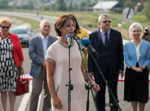 Symboliczne otwarcie drogi - zdjęcie przedstawia uczestników wydarzenia