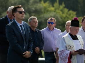 Symboliczne otwarcie drogi - zdjęcie przedstawia uczestników wydarzenia