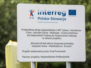 Zdjęcie przedstawia tablicę informującą o inwestycji