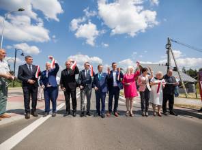 Zdjęcie przedstawia uczestników wydarzenia przecinających wstęgę