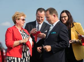 Symboliczne otwarcie drogi - zdjęcie przedstawia uczestników wydarzenia