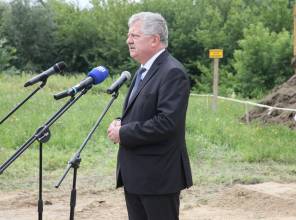 Symboliczne rozpoczęcie budowy - zdjęcie przedstawia uczestnika wydarzenia