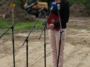 Symboliczne rozpoczęcie budowy - zdjęcie przedstawia uczestnika wydarzenia