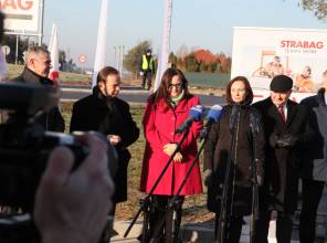 Symboliczne otwarcie drogi - zdjęcie przedstawia uczestników wydarzenia 