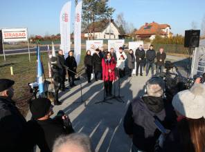 Symboliczne otwarcie drogi - zdjęcie przedstawia uczestników wydarzenia 