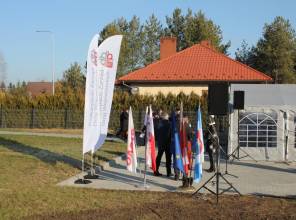 Symboliczne otwarcie drogi - zdjęcie przedstawia uczestników wydarzenia 