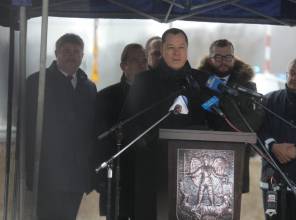 Symboliczne otwarcie drogi - zdjęcie przedstawia uczestników wydarzenia