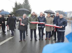 Symboliczne otwarcie drogi - zdjęcie przedstawia uczestników wydarzenia przecinających wstęgę